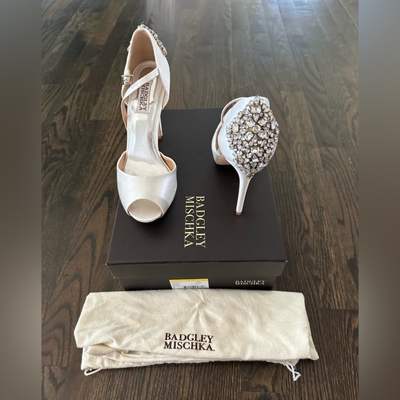 Badgley Mischka Gene Pumps - Picture 1 of 5